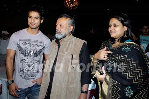 Shahid Kapoor with his father and mother Photo