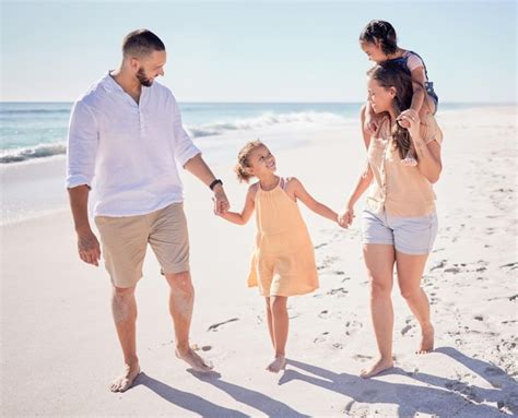 Reisen Sie Entspannt Und Halten Sie Sich Mit Der Familie Am Strand