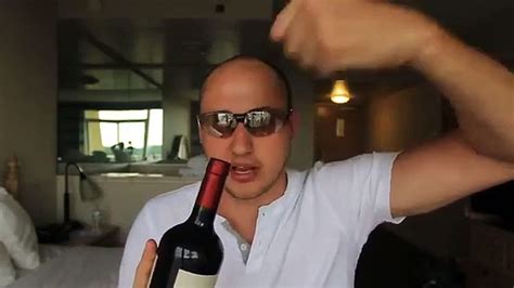 Comment ouvrir une bouteille de vin sans tire bouchon Vidéo Dailymotion