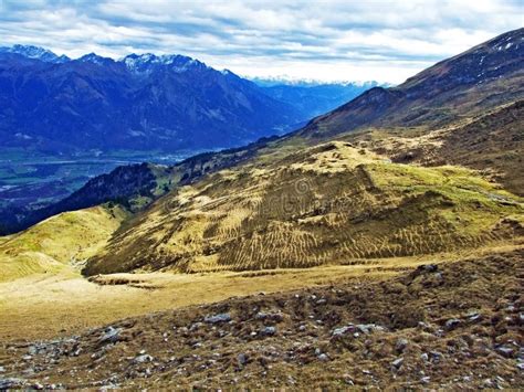 Paisajes Alpinos Y Praderas En El Valle Alpino De Oberseetal Nafels