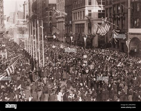 Vintage Photo Of Armistice Day Celebration In New York Hi Res Stock