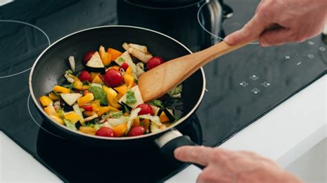 No maltrates más tus sartenes Estos son los errores comunes de cocinar