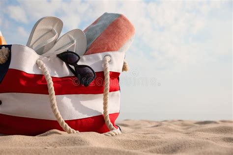 Bolsa De Playa Con Toalla De Chanclas Y Gafas De Sol En El Espacio De