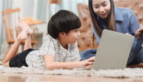 Une M Re Asiatique Travaille La Maison Avec Son Fils Maman Enseigne