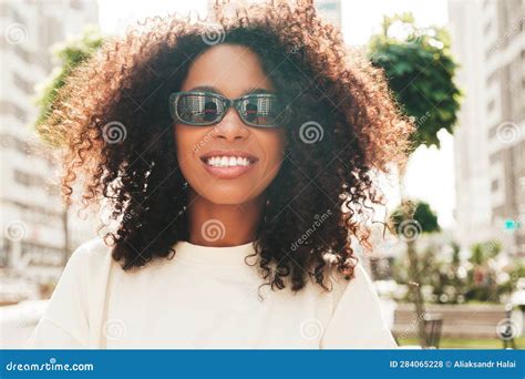 Bella Mujer Con Peinado Afro Rizado Posando Al Aire Libre Foto De