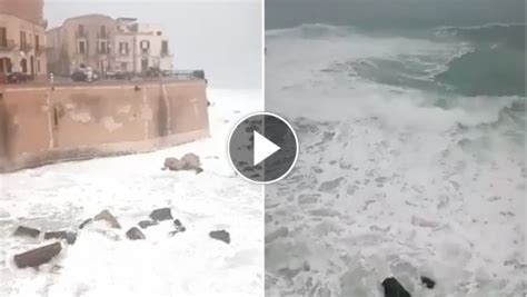 Uragano Apollo In Sicilia Le Immagini Del Mare In Tempesta Sull Isola