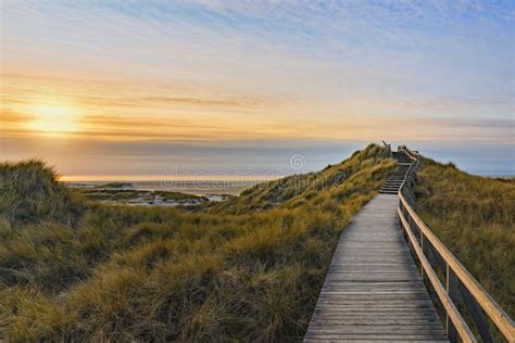 Sendero De Madera Y Escaleras Que Cruzan Las Dunas Hasta La Playa De