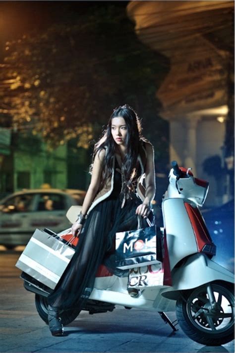 Hot girl Mai Chi đi shopping cùng em xe cực chất