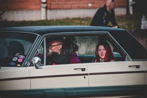 Un Uomo Che Guida Una Vecchia Macchina Gay Con I Suoi Passeggeri Per Strada Fotografia