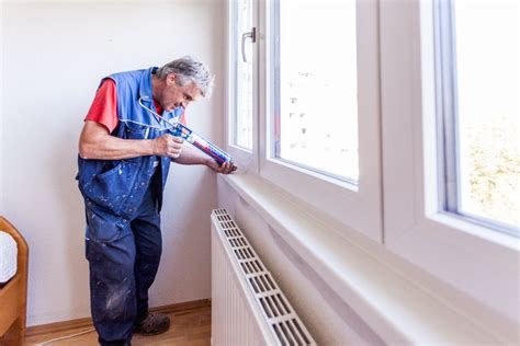 Letzte Feinarbeit Silikonieren Der Innenfensterbank Nach Erfoglter