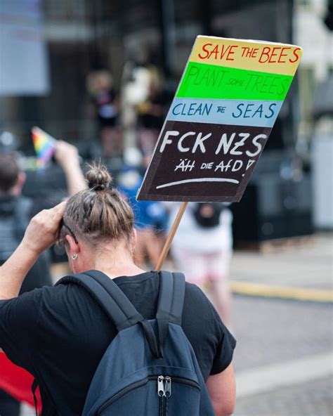 Na Alemanha neonazistas tentam impedir parada LGBT Guia Gay São Paulo