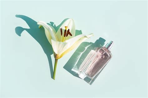 Une bouteille en verre de parfum féminin ou d eau de toilette au soleil