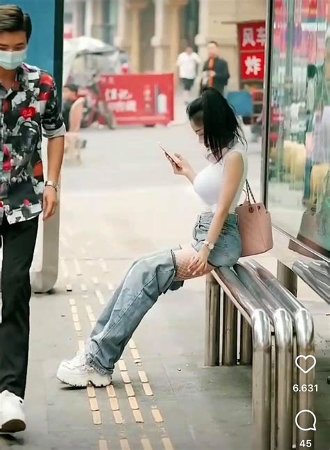 Ngồi chờ xe buýt hot girl khiến người đi đường nhìn chằm chằm vì chiếc quần kỳ cục NGƯƠI