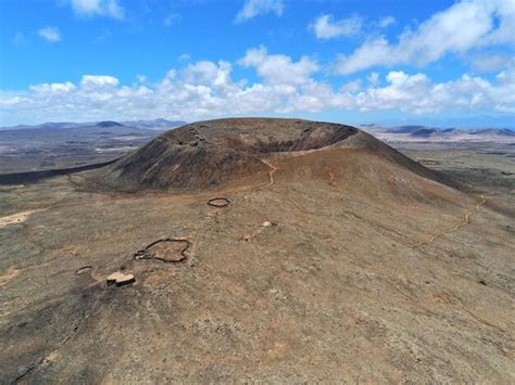 Vista panorámica del paisaje árido contra el cielo del cráter del