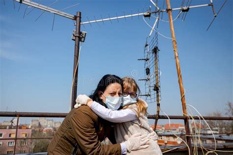 Moeder Met Haar Dochter Heeft Medische Handschoenen En Maskers Waar Ze