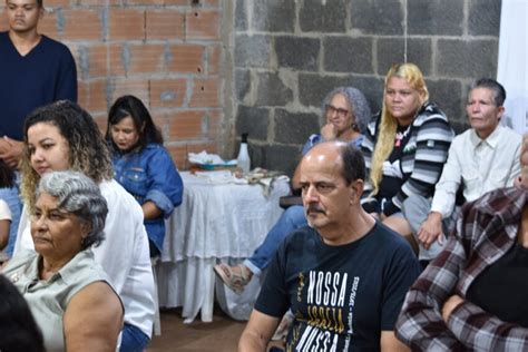 Dom Joaquim Mol se une a fiéis da Vila Esperança para a Missa da Ceia