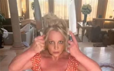 Britney Spears Publica V Deo Dan Ando Facas De Cozinha F News