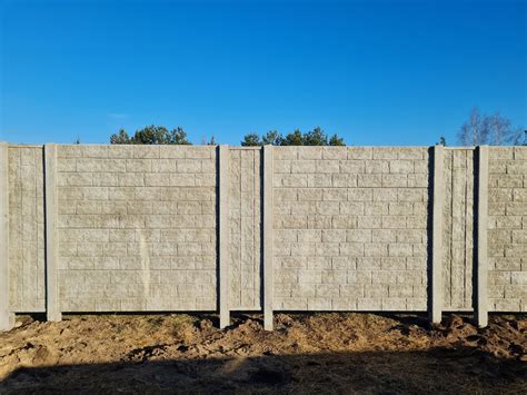 Betonzaun mit vertikalen Platten Ästhetischere Alternative