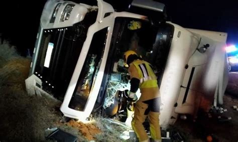 Fallece un camionero al volcar el camión en la A 3 en Minglanilla