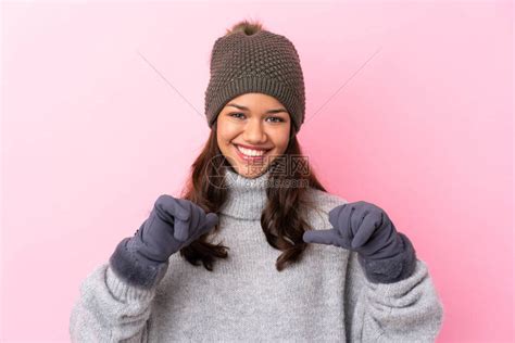 带着冬帽的哥伦比亚年轻女孩在孤立的粉红高清图片下载 正版图片503680570 摄图网