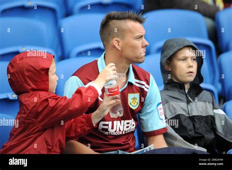 Burnley Fans Im Amex Stadion Fotos Und Bildmaterial In Hoher