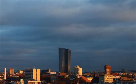 PUJA MAÑANA EUROPA Los inversores contienen la respiración a la espera