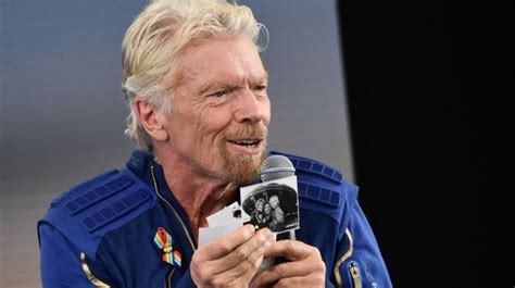 Hore Richard Branson Berhasil Ke Luar Angkasa