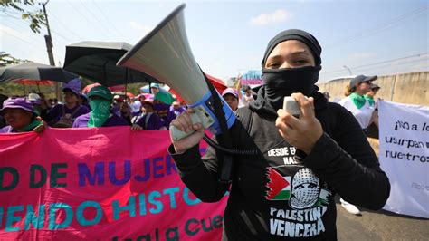 Hondure As Marchan Contra Violencia Machista Que Deja Cr Menes En