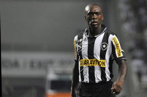 Botafogo é condenado a pagar quantia milionária a Seedorf LANCE