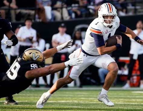 Vanderbilt S Linebackers Shine In Game But Auburn S Running Game