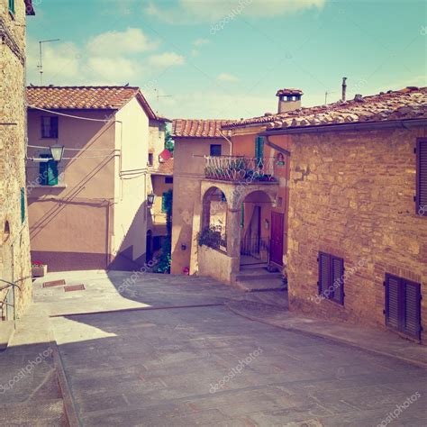 Edificios antiguos en la ciudad medieval italiana fotografía de stock