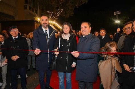 Il Mercatino Con Le Casette Accanto Al Teatro Vittorio Emanuele