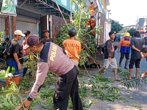 Bhabinkamtibmas Pattunuang Ikut Gotong Royong Menjaga Kebersihan