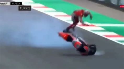 Terrible Accidente De Un Piloto De Moto Gp A 350 Kmh Traumatismo