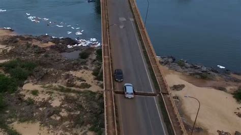 Carro preso em fenda de ponte que desabou entre Tocantins e Maranhão