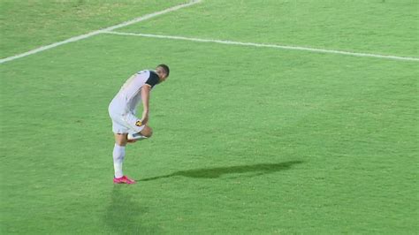 Thiago Neves escorrega e protagoniza escanteio bizarro em vitória do