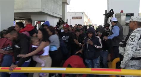 VIDEO: Hundreds attempt mass entry at bridge to U.S. | BorderReport