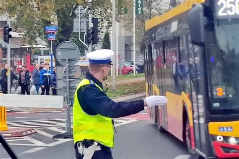 Policjant Kierowanie Ruchem Wszystkich Swietych 1 Listopada Ruch