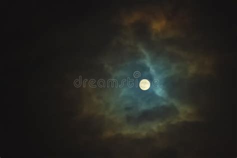 Nuages Et Ciel Dramatiques De Nuit Avec La Belle Pleine Lune Bleue