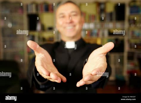 Un Buen Futuro Sacerdote Cat Lico Est Abriendo Sus Manos Para Ofrecer