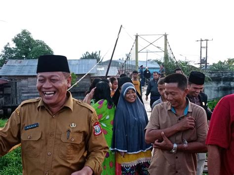 Tinjau Jembatan Goyang Pulau Simardan Plt Wali Kota Waris Berjanji