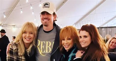 Reba Cast Reunites At Reba Mcentires Hollywood Bowl Concert