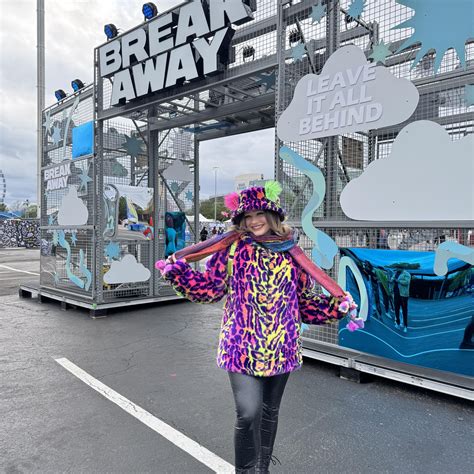 Jessi Marie (Model) - To see some behind the scenes pics and videos