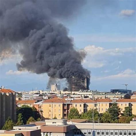 Ultim Ora Grosso Incendio Su Grattacielo Di Milano In Fiamme Palazzo