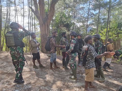 Menyapa Dengan Senyum Tanpa Perbedaan Ala Satgas Siliwangi Di Papua