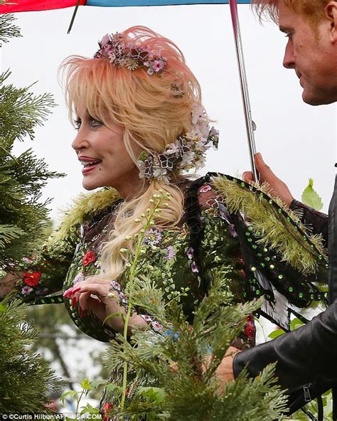 Dolly Parton Dons Flower Headband And Quirky Green Gown Daily Mail Online