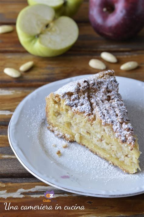 Crostata Con Mele E Meringa Alle Mandorle Una Cameriera In Cucina