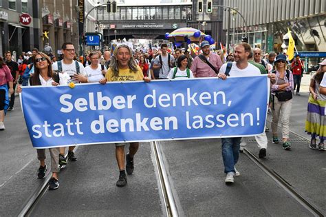 Corona Demo In Berlin Tausende Protestieren Bilder Der Demonstration