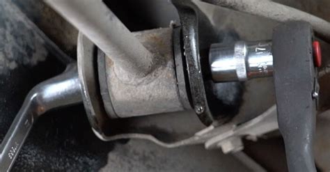 How To Change Rear Suspension Lower Trailing Arm On Nissan X Trail T