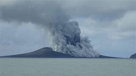 Erutta Vulcano Sottomarino Allarme Tsunami Da Tonga A Fiji Video